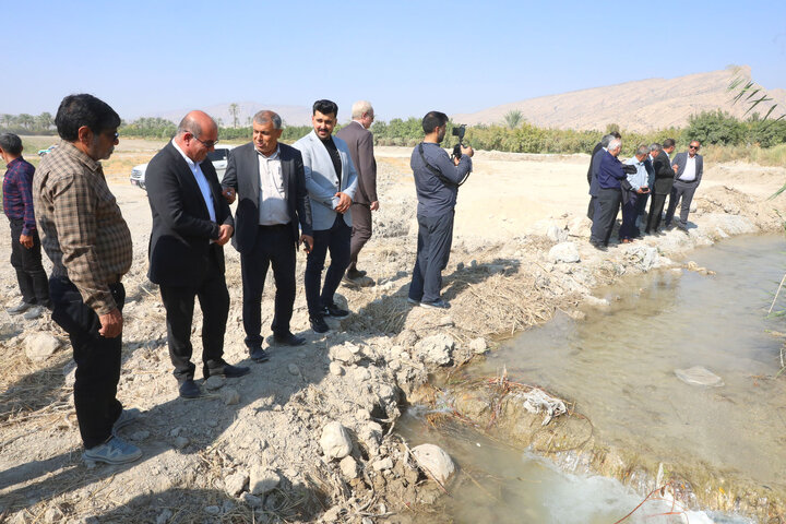 بازدید اعضای کمیسیون کشاورزی مجلس از کانال های انتقال آب مزارع و باغات شهرستان کازرون