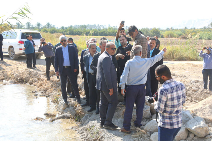 بازدید اعضای کمیسیون کشاورزی مجلس از کانال های انتقال آب مزارع و باغات شهرستان کازرون