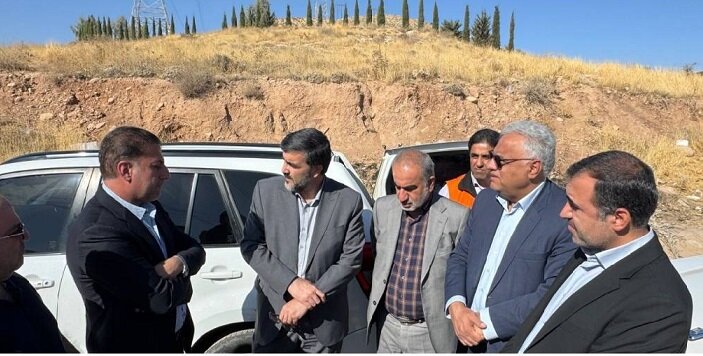 بازدید معاون وزیر راه به همراه «قادری» و «حسینی» از پروژه های راهداری شیراز بازدید معاون وزیر راه به همراه «قادری» و «حسینی» از پروژه های راهداری شیراز