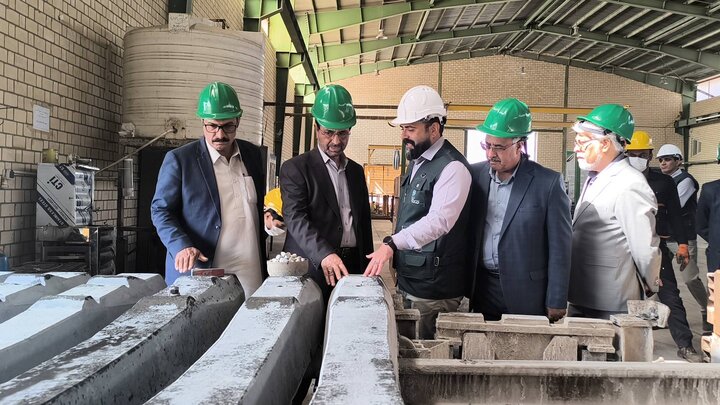 بازدید فداحسین مالکی از کارخانه تولید تراورس بتنی زاهدان