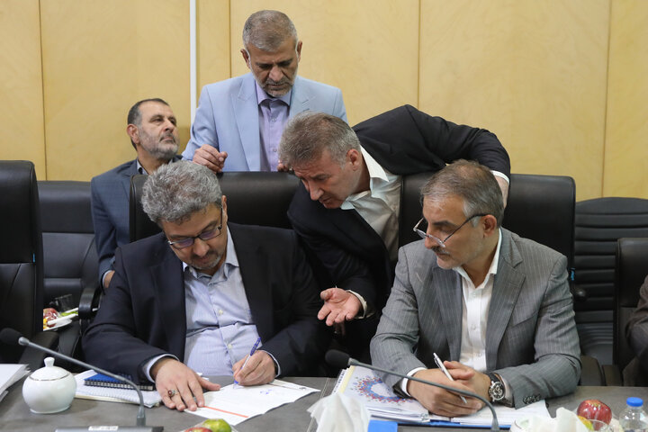 نشست مشترک فراکسیون نظارت بر صنعت آب و برق مجلس با وزیر نیرو
