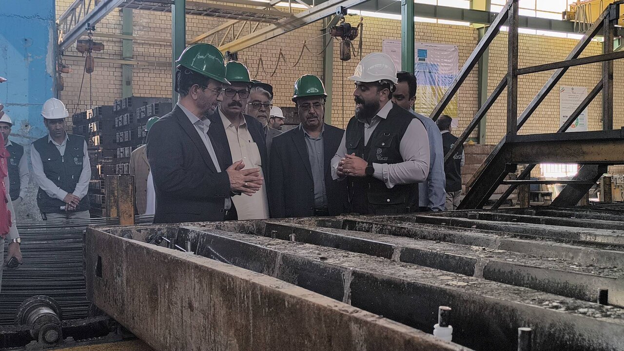 بازدید فداحسین مالکی از کارخانه تولید تراورس بتنی زاهدان