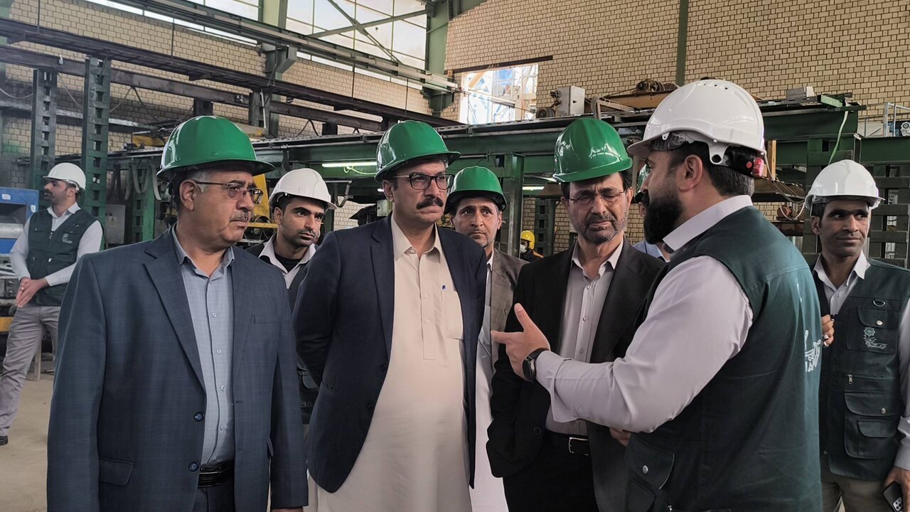 بازدید فداحسین مالکی از کارخانه تولید تراورس بتنی زاهدان