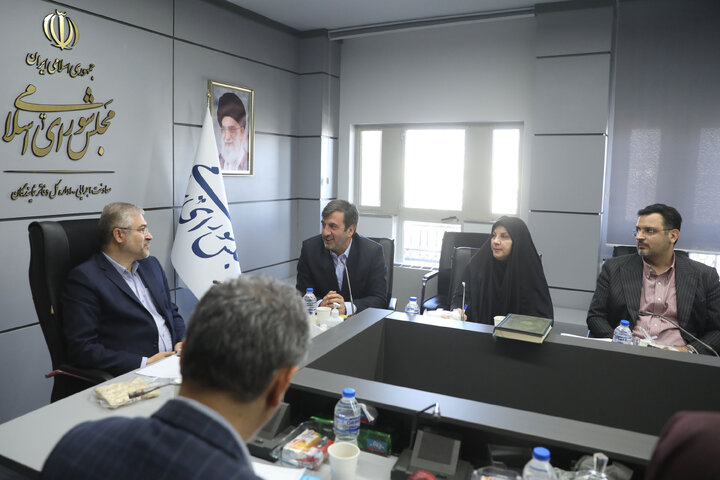 نشست 5 آبان 1404 فراکسیون کشاورزی پویا و امور عشایر با فعالان صنف بازیافت پلاستیک