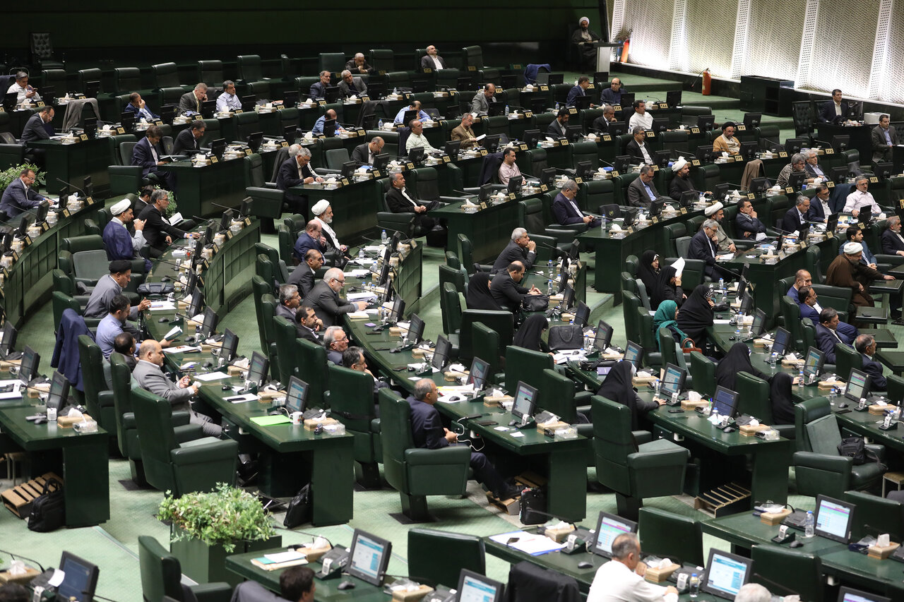 انحلال بانک آینده گام بزرگی برای مقابله با مافیای ثروت بود انحلال بانک آینده گام بزرگی برای مقابله با مافیای ثروت بود