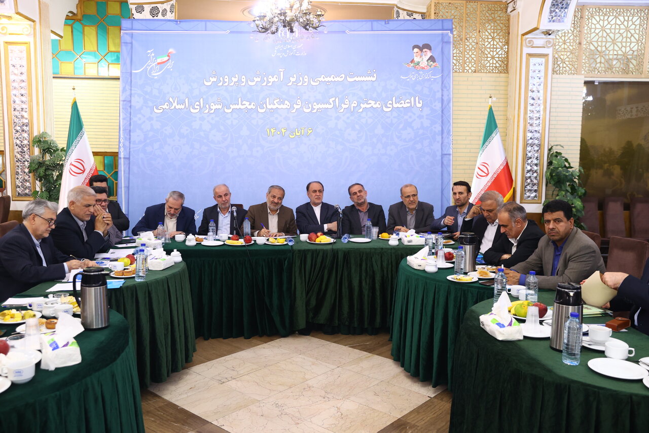 حاجیبابایی: ورود صندوق ذخیره فرهنگیان به بورس، گامی بزرگ برای شفافیت مالی/ کاظمی: صندوق فرهنگیان  از بنگاهداری خارج و به سمت سهامداری پیش میرود  حاجیبابایی: ورود صندوق ذخیره فرهنگیان به بورس، گامی بزرگ برای شفافیت مالی/ کاظمی: صندوق فرهنگیان  از بنگاهداری خارج و به سمت سهامداری پیش میرود