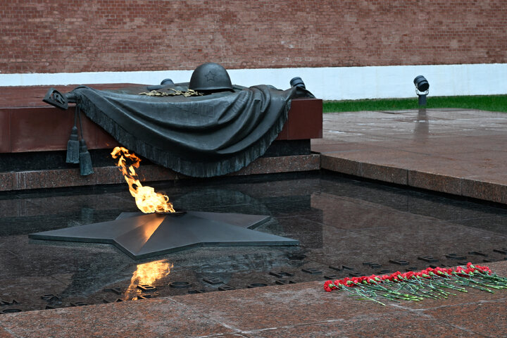 ادای احترام هیأت پارلمانی ایران به قربانیان جنگ در روسیه پیش از آغاز نشست APA