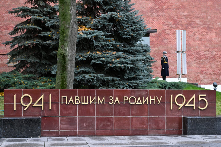 ادای احترام هیأت پارلمانی ایران به قربانیان جنگ در روسیه پیش از آغاز نشست APA