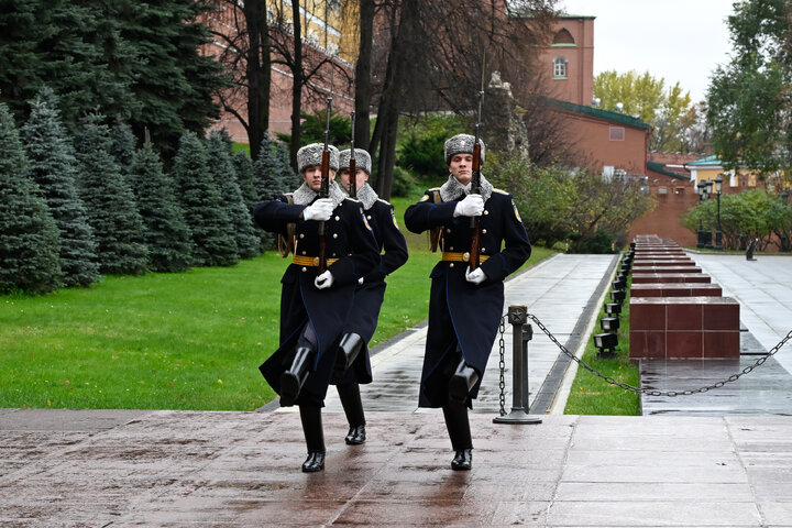 ادای احترام هیأت پارلمانی ایران به قربانیان جنگ در روسیه پیش از آغاز نشست APA