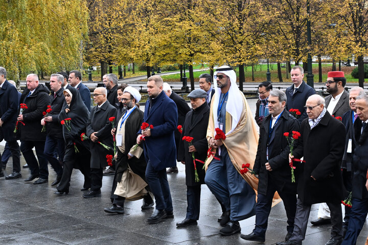 ادای احترام هیأت پارلمانی ایران به قربانیان جنگ در روسیه پیش از آغاز نشست APA