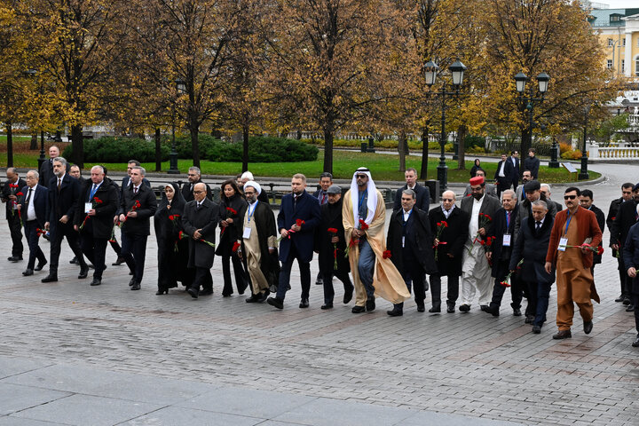 ادای احترام هیأت پارلمانی ایران به قربانیان جنگ در روسیه پیش از آغاز نشست APA