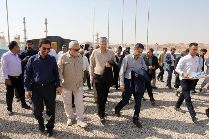 بازدید اعضای کمیسیون امنیت ملی از میدان نفتی آذر