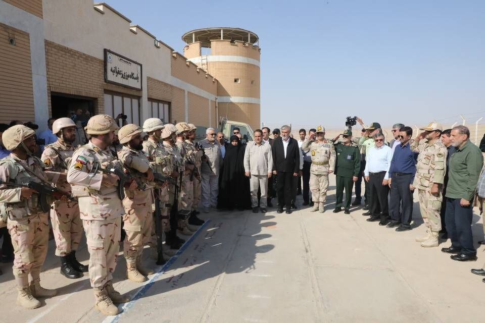 بازدید میدانی اعضای کمیسیون امنیت ملی مجلس از پاسگاه زعفرانیه و میدان نفتی آذر در ایلام بازدید میدانی اعضای کمیسیون امنیت ملی مجلس از پاسگاه زعفرانیه و میدان نفتی آذر در ایلام