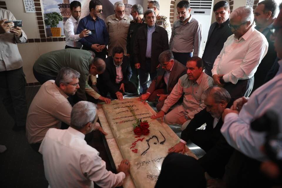 حضور نمایندگان در یادمان شهدای قلاویزان و پایانه مرزی مهران/ مسئولان بر تسهیل تجارت مرزی و رفع مشکلات مرزنشینان تاکید کردند