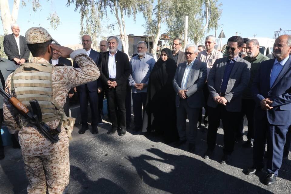 حضور اعضای کمیسیون امنیت ملی مجلس در کرمانشاه/ نمایندگان از پایانههای سومار و خسروی بازدید کردند حضور اعضای کمیسیون امنیت ملی مجلس در کرمانشاه/ نمایندگان از پایانههای سومار و خسروی بازدید کردند