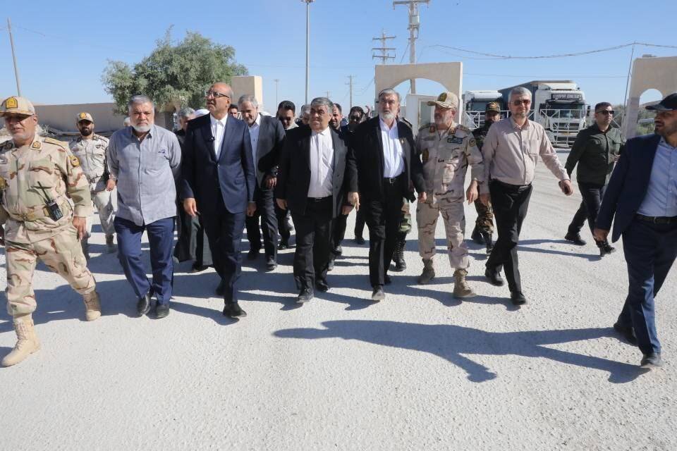حضور اعضای کمیسیون امنیت ملی مجلس در کرمانشاه/ نمایندگان از پایانههای سومار و خسروی بازدید کردند