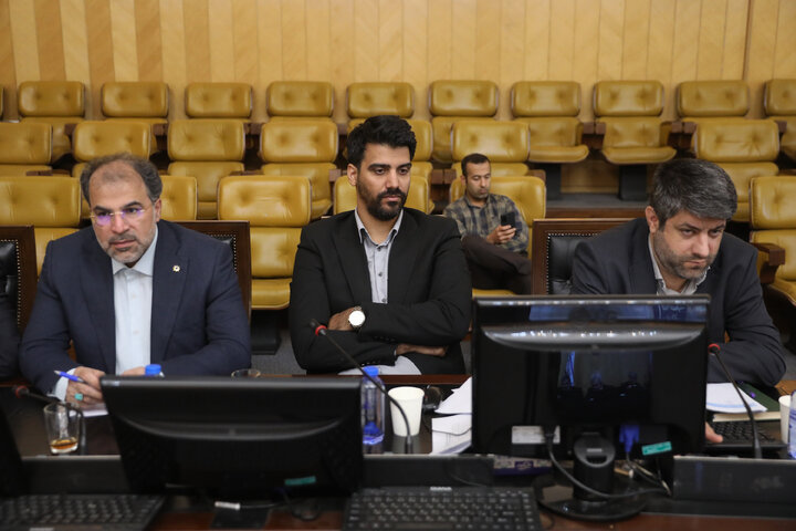 نشست کمیسیون برنامه و بودجه با حضور وزیر اقتصاد و رئیس بانک مرکزی