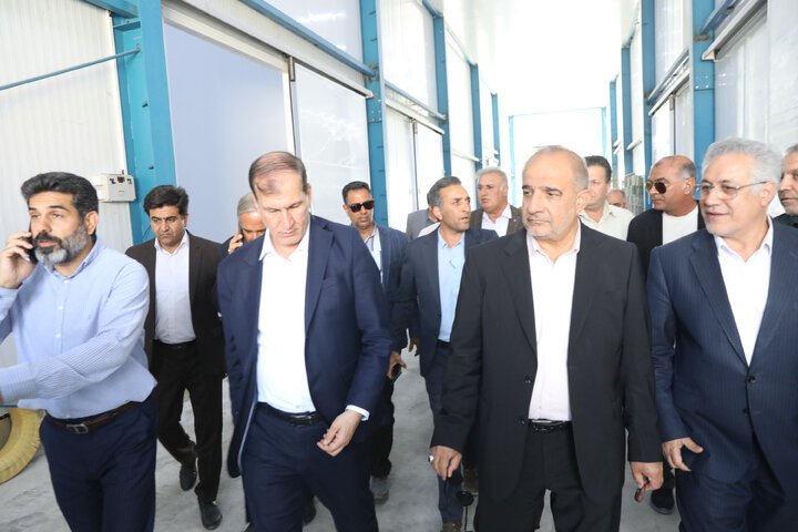 بازدید کمیسیون کشاورزی ازگروه صنایع بسته بندی و سردخانه خوش نام شهرستان قیر و کارزین
