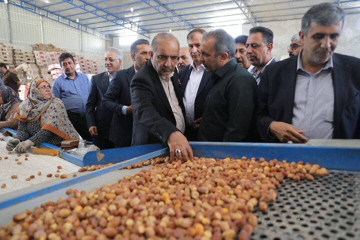 بازدید کمیسیون کشاورزی ازگروه صنایع بسته بندی و سردخانه خوش نام شهرستان قیر و کارزین