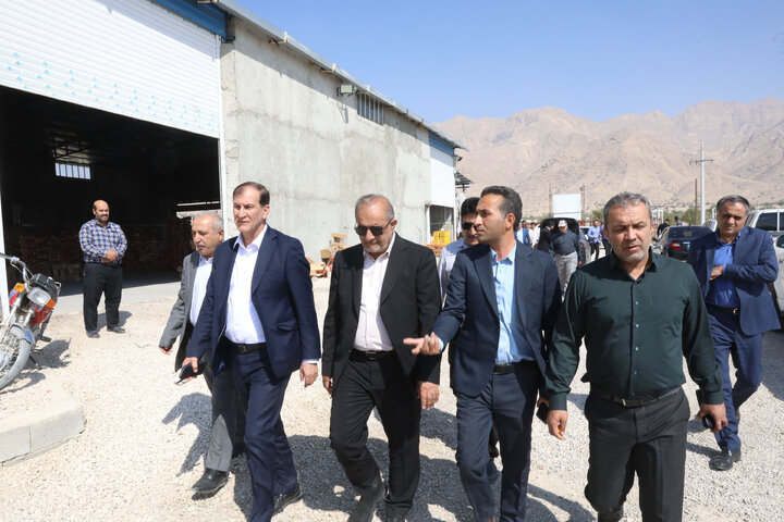 بازدید کمیسیون کشاورزی ازگروه صنایع بسته بندی و سردخانه خوش نام شهرستان قیر و کارزین