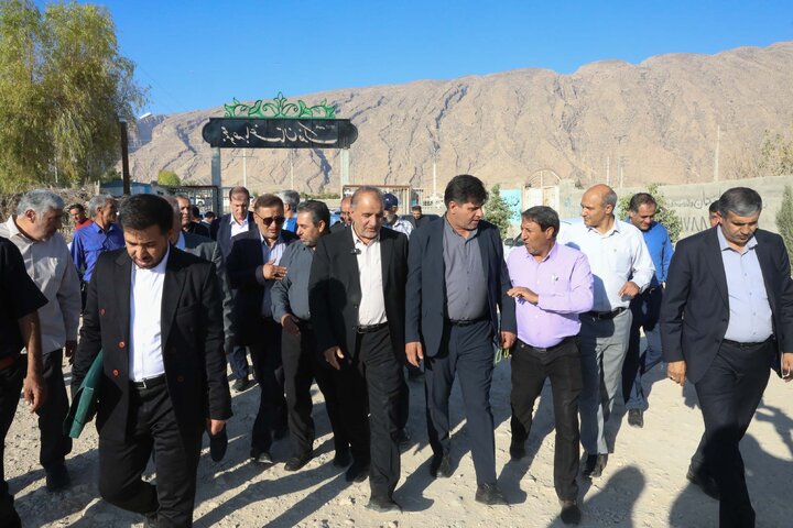 بازدید اعضا کمیسیون کشاورزی و نمایندگان استان فارس از واحدهای دامپروری سبک  و سنگین و شهرک های روستایی شهرستان فیروز آباد