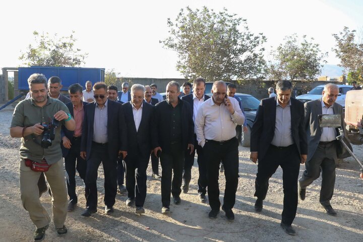 بازدید اعضا کمیسیون کشاورزی و نمایندگان استان فارس از واحدهای دامپروری سبک  و سنگین و شهرک های روستایی شهرستان فیروز آباد