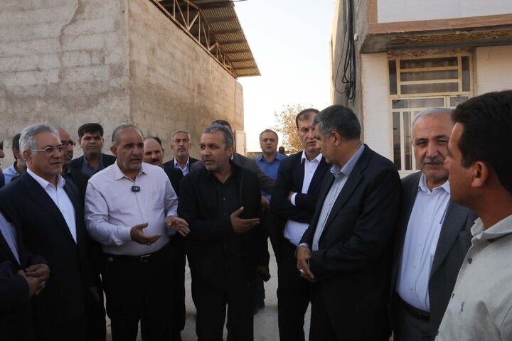 بازدید اعضا کمیسیون کشاورزی و نمایندگان استان فارس از واحدهای دامپروری سبک  و سنگین و شهرک های روستایی شهرستان فیروز آباد