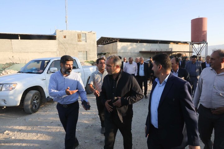 بازدید اعضا کمیسیون کشاورزی و نمایندگان استان فارس از واحدهای دامپروری سبک  و سنگین و شهرک های روستایی شهرستان فیروز آباد