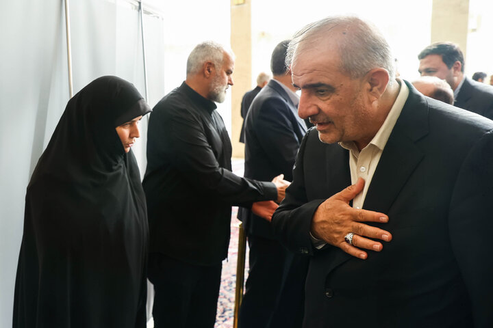 مراسم ختم مادر الهام آزاد