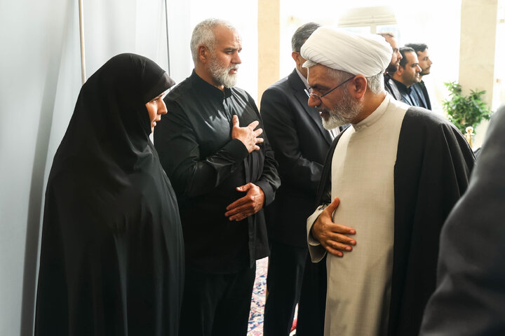 مراسم ختم مادر الهام آزاد