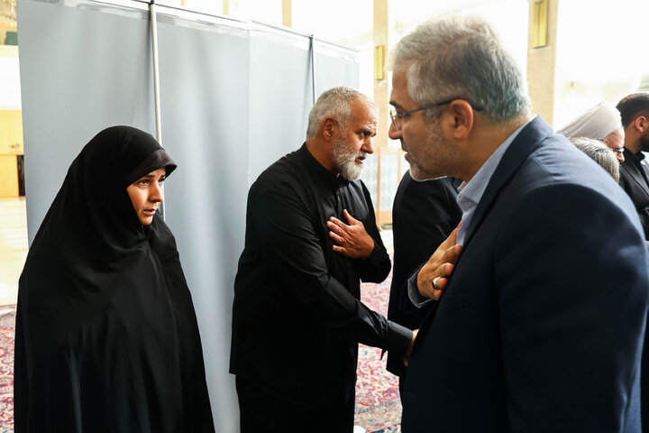 مراسم ختم مادر الهام آزاد