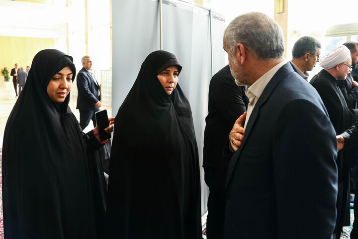 مراسم ختم مادر الهام آزاد