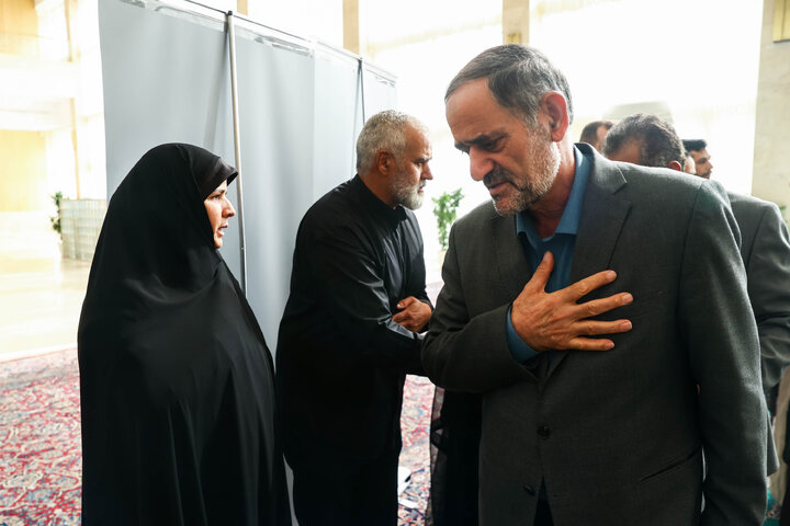 مراسم ختم مادر الهام آزاد