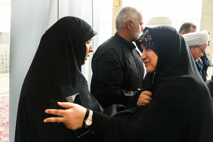 مراسم ختم مادر الهام آزاد