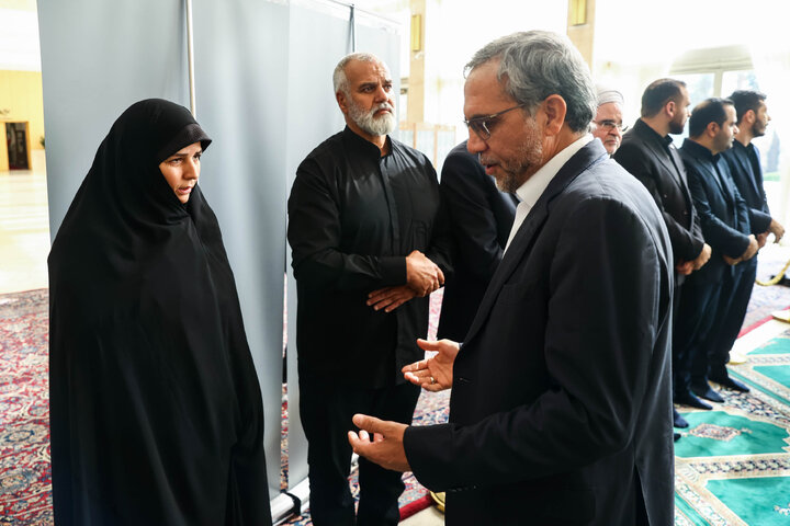 مراسم ختم مادر الهام آزاد