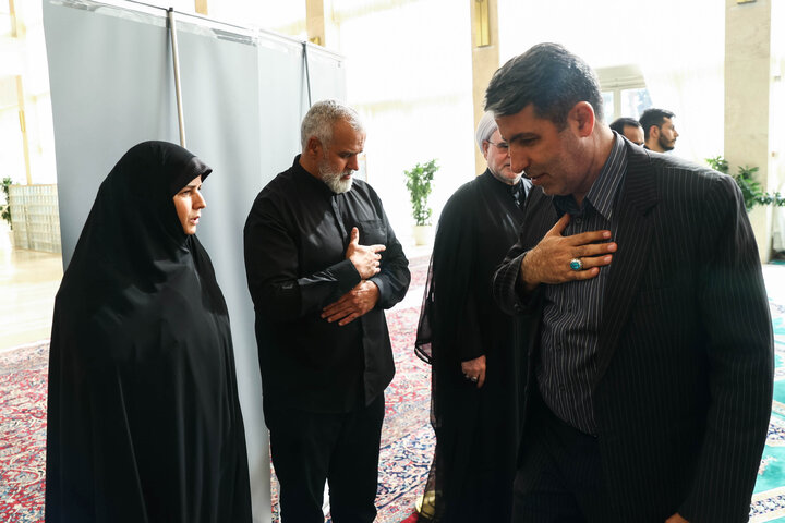 مراسم ختم مادر الهام آزاد