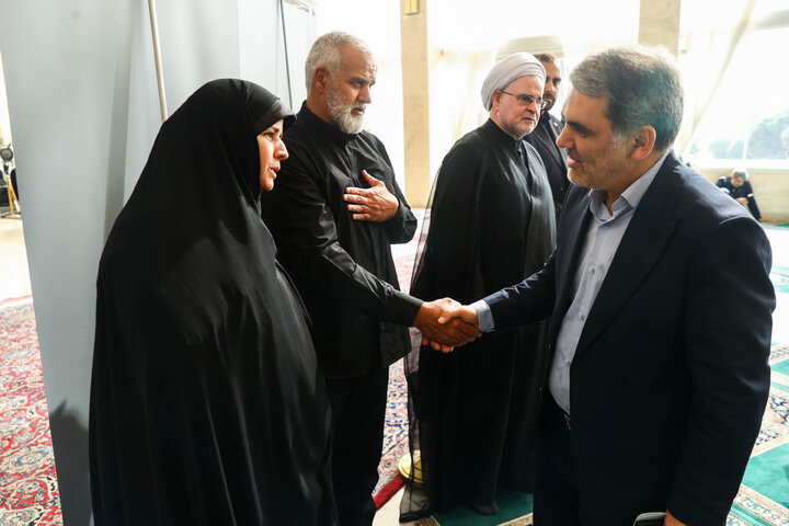 مراسم ختم مادر الهام آزاد