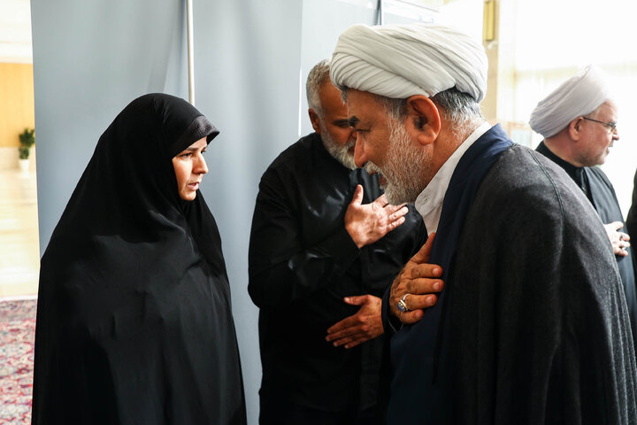 مراسم ختم مادر الهام آزاد