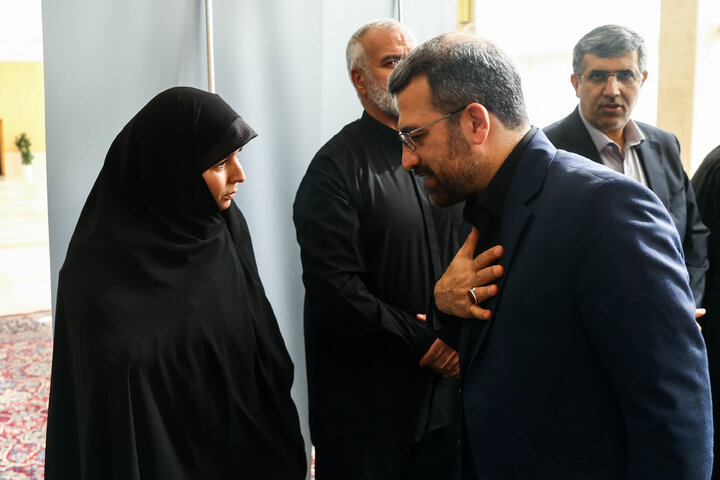 مراسم ختم مادر الهام آزاد