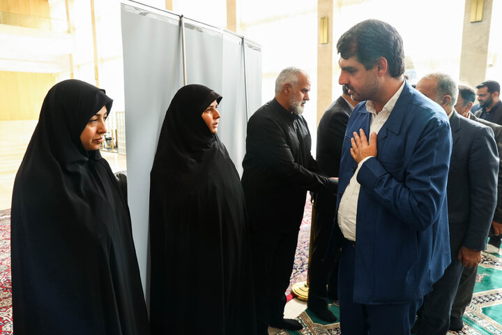 مراسم ختم مادر الهام آزاد