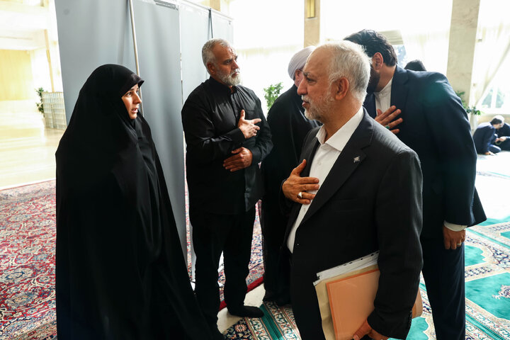 مراسم ختم مادر الهام آزاد