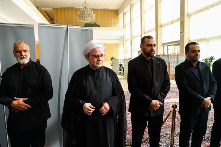 مراسم ختم مادر الهام آزاد