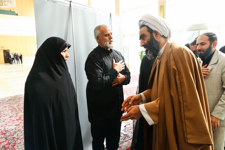 مراسم ختم مادر الهام آزاد