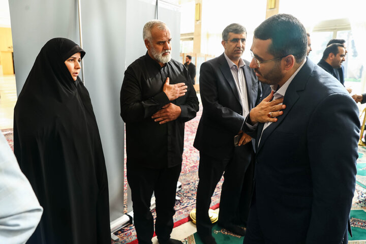 مراسم ختم مادر الهام آزاد