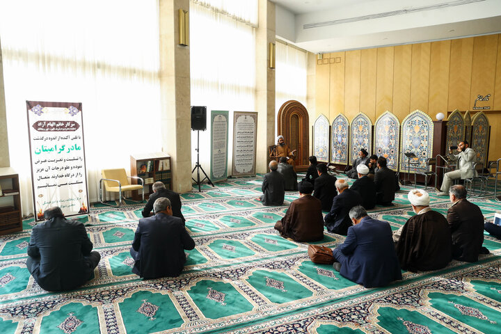 مراسم ختم مادر الهام آزاد