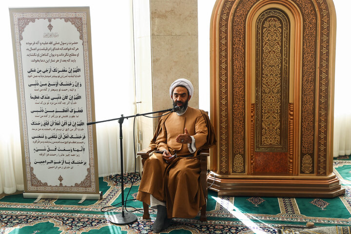 مراسم ختم مادر الهام آزاد