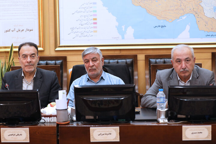 نشست کمیسیون کشاورزی با حضور عبدالکریم حسین‌زاده معاون رئیس جمهور در امور توسعه روستایی و مناطق محروم کشور
