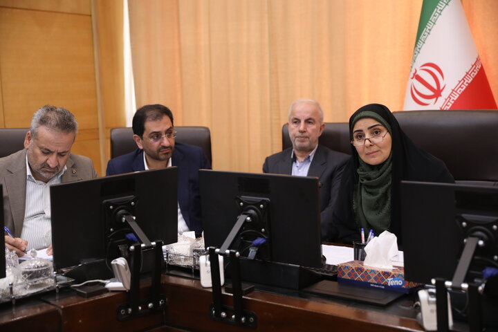 نشست اعضای کمیسیون برنامه و بودجه با حضور وزیر راه