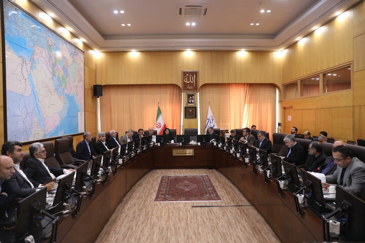 نشست اعضای کمیسیون برنامه و بودجه با حضور وزیر راه