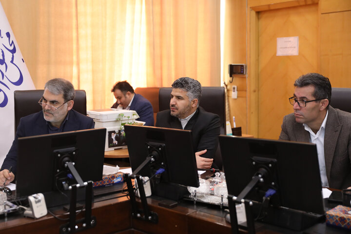 نشست اعضای کمیسیون برنامه و بودجه با حضور وزیر راه